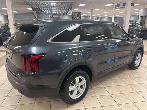 Used 2023 Kia Sorento LX image 9
