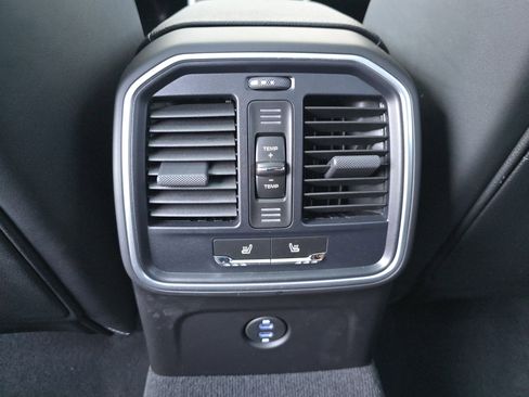 Certified 2025 Porsche Macan image 16