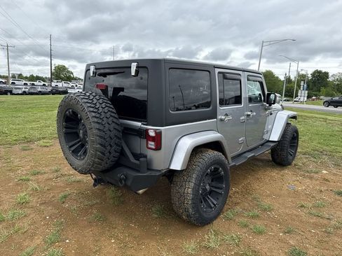 Used 2014 Jeep Wrangler Unlimited Sahara w/ Connectivity Group AWD/4WD image 13