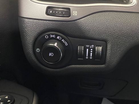 Used 2021 Jeep Cherokee Latitude Plus AWD/4WD image 24