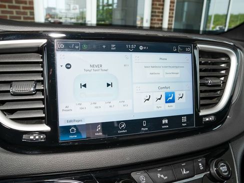 Used 2025 Chrysler Pacifica Select image 13