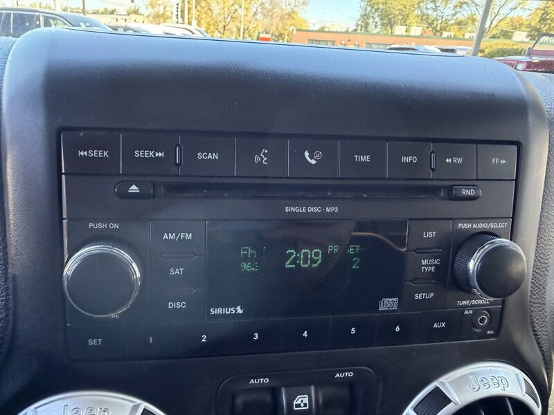 Used 2015 Jeep Wrangler Unlimited Rubicon w/ Connectivity Group AWD/4WD image 17