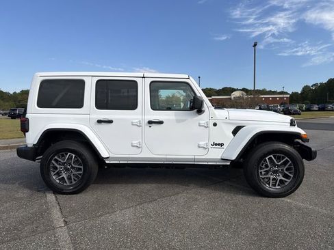 New 2026 Jeep Wrangler Unlimited Sahara AWD/4WD image 4