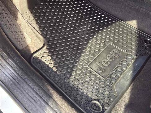 Used 2022 Jeep Cherokee Latitude w/ Sun & Sound Group image 17