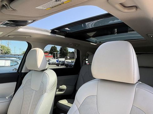 Used 2025 Kia Sorento S w/ Panoramic Sunroof Package FWD image 19