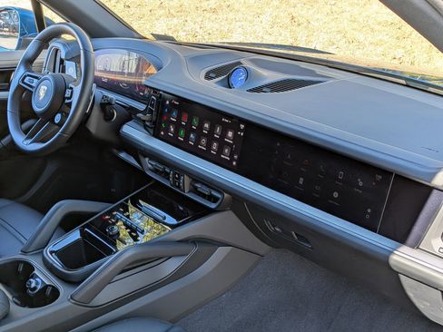 Certified 2025 Porsche Cayenne Coupe AWD/4WD image 33