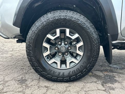 Used 2023 Toyota Tacoma TRD Off-Road w/ Black Out Package (TMS) AWD/4WD image 12