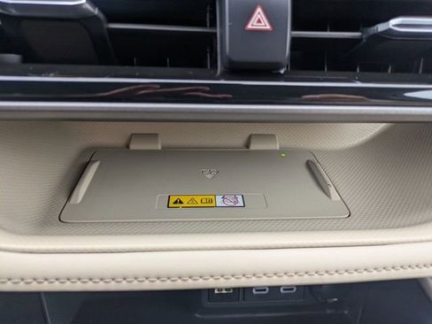 Used 2024 Toyota Highlander XLE AWD/4WD image 30