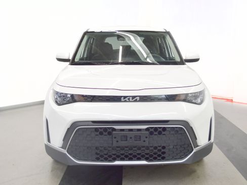 Used 2025 Kia Soul LX w/ LX Technology Package FWD image 3