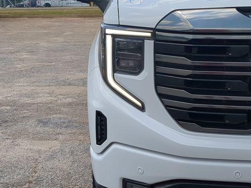 Used 2024 GMC Sierra 1500 AT4 w/ Technology Package AWD/4WD image 8
