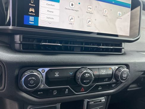 Used 2024 Jeep Gladiator Sport image 36