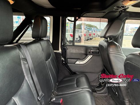 Used 2015 Jeep Wrangler Unlimited Sahara w/ Connectivity Group AWD/4WD image 8