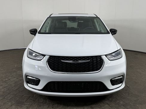 Used 2024 Chrysler Pacifica Limited FWD image 2