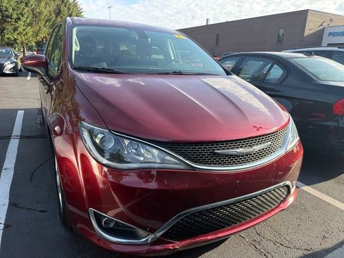 Used 2017 Chrysler Pacifica Touring Plus w/ Tire & Wheel Group FWD image 5