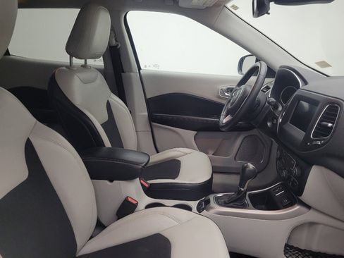 Used 2019 Jeep Compass Latitude FWD image 21