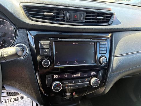 Used 2018 Nissan Rogue SV FWD image 2