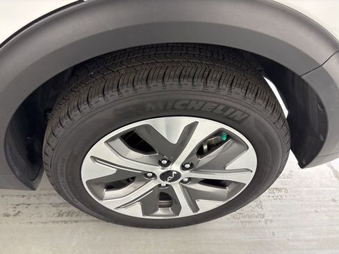 Used 2022 Kia Niro EX image 10