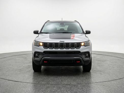 Used 2025 Jeep Compass Trailhawk image 2