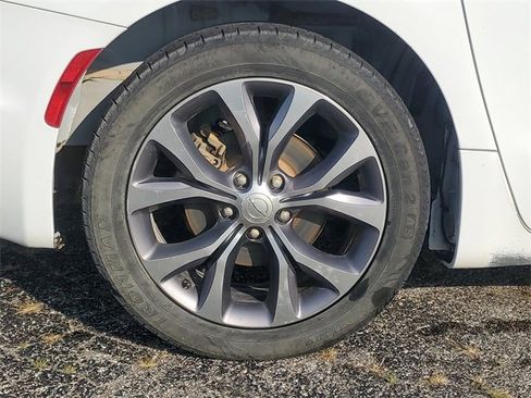 Used 2019 Chrysler Pacifica Limited w/ Tire & Wheel Group image 9
