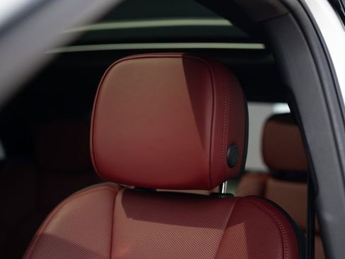 Certified 2025 Porsche Macan AWD/4WD image 19