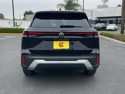 Certified 2025 Volkswagen Tiguan S FWD image 9