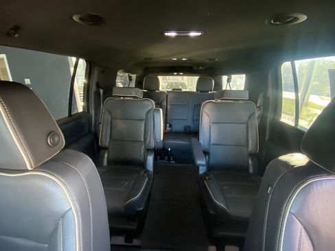 Used 2022 GMC Yukon XL SLT w/ SLT Luxury Package image 19