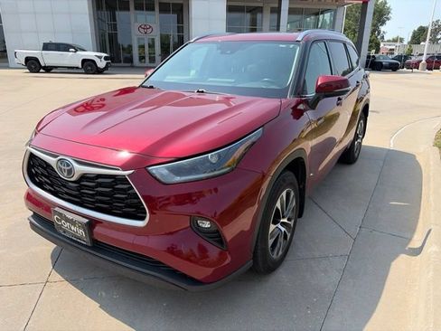 Used 2021 Toyota Highlander XLE AWD/4WD image 8