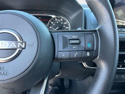 Used 2023 Nissan Rogue SV image 32