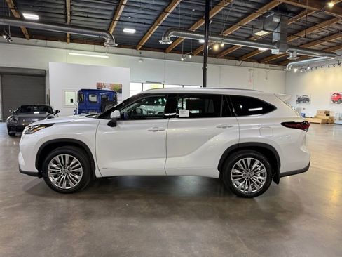 New 2026 Toyota Highlander Platinum image 5