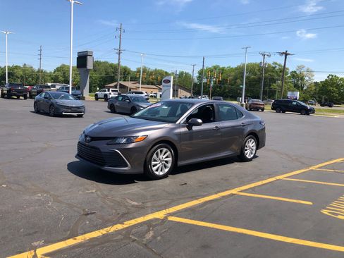 Used 2022 Toyota Camry LE AWD/4WD image 4