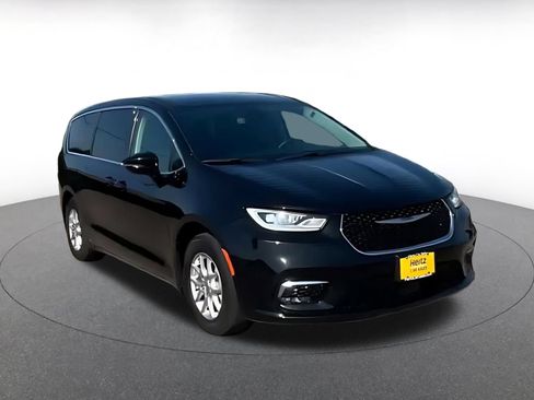 Used 2024 Chrysler Pacifica Touring-L FWD image 3