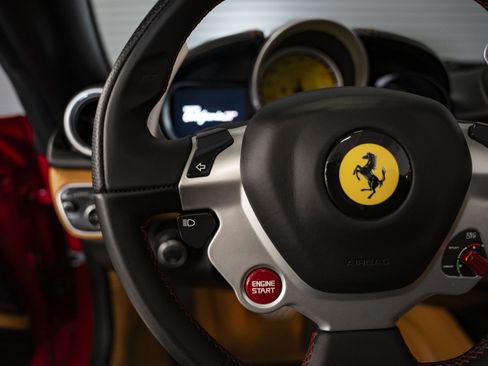 Used 2016 Ferrari California T RWD image 41