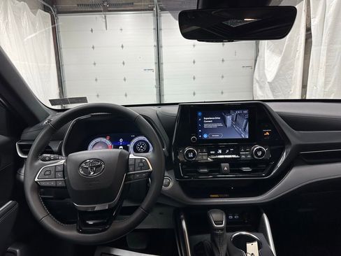 Used 2025 Toyota Highlander XSE image 16