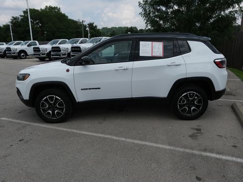 Used 2025 Jeep Compass Trailhawk AWD/4WD image 10