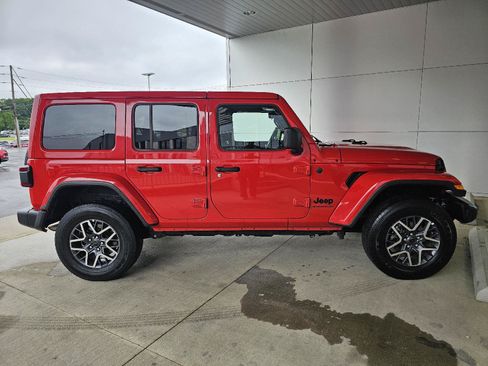 Used 2025 Jeep Wrangler Unlimited Sahara AWD/4WD image 6