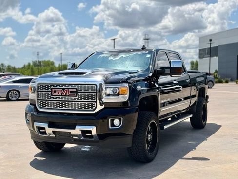 Used 2019 GMC Sierra 2500 Denali w/ Duramax Plus Package AWD/4WD image 2