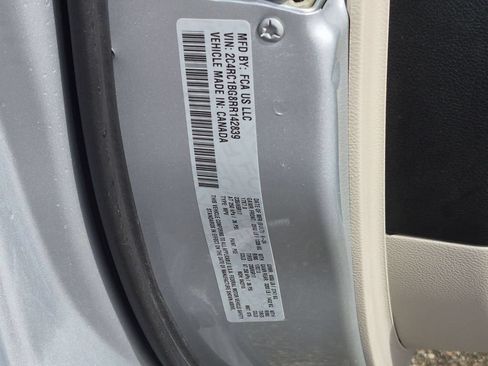 Used 2024 Chrysler Pacifica Touring-L FWD image 31