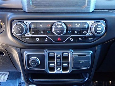 Used 2021 Jeep Gladiator Willys image 16