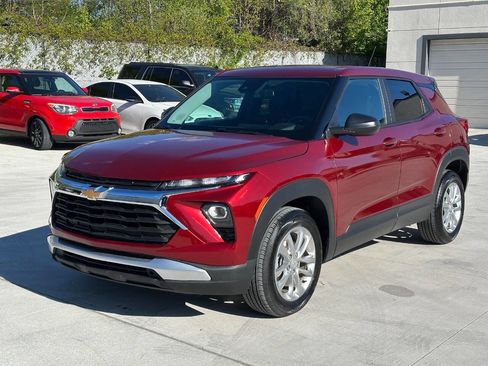Used 2025 Chevrolet TrailBlazer LS w/ LS Convenience Package FWD image 2