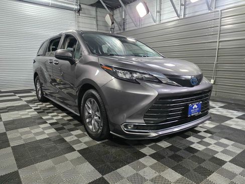 Used 2024 Toyota Sienna XLE w/ XLE Plus Package AWD/4WD image 4