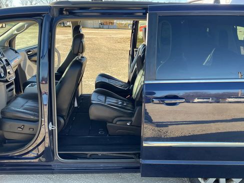 Used 2015 Chrysler Town & Country Touring image 11