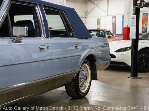Used 1986 Lincoln Town Car image 21