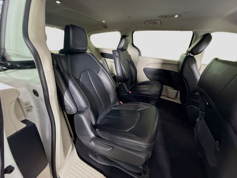 Used 2024 Chrysler Pacifica Limited FWD image 26