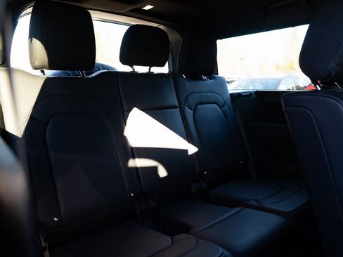 Used 2023 Land Rover Defender 130 X-Dynamic SE image 21