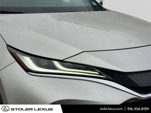 Used 2023 Toyota Venza Limited image 4