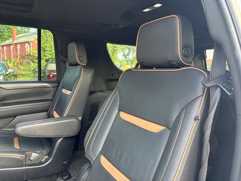 Used 2024 GMC Yukon XL AT4 w/ Technology Package AWD/4WD image 10