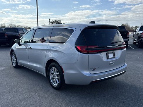 Used 2024 Chrysler Pacifica Touring-L image 8