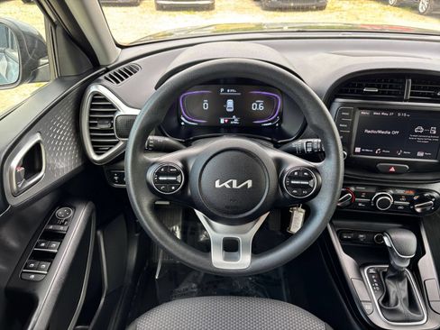 Used 2025 Kia Soul LX w/ LX Technology Package FWD image 33