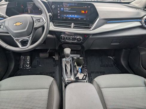 Used 2025 Chevrolet Trax LT w/ LT Convenience Package FWD image 23