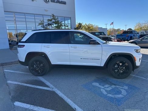 New 2025 Jeep Grand Cherokee Altitude AWD/4WD image 34